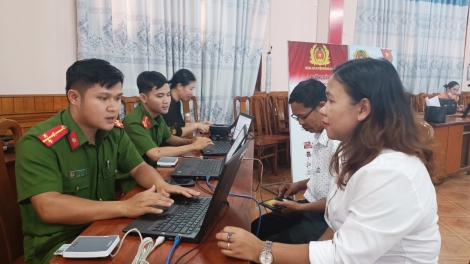 Đông Giang: T’bhlâng pa choom đoọng đha nuôr đươin dua tài khoản định danh điện tử