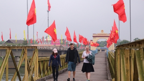 Quảng Trị mâo lu bruă dhar kreh hiu čhưn ênguê knăm 30/4 lehanăn 1/5 