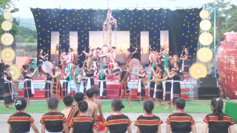 Học sinh chr’hoong Bắc Trà My pa căh cớ bhiêc bhan Tết mùa