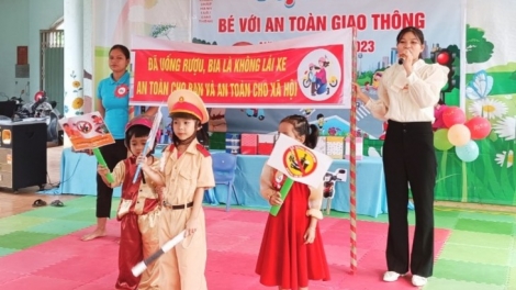 Bhiệc bhan tr’thi “P’niên k’tứi lâng tệêm ngăn c’lâng p’rang” đhị chr’hoong Đông Giang, tỉnh Quảng Nam