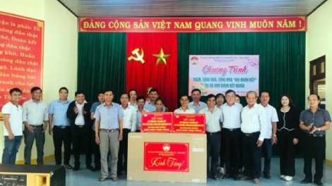 Chr’hoong Duy Xuyên zooi choh bhrợ 2 đhr’nong đong “Đại đoàn kết” đoọng ha chr’val Chơ Chun, chr’hoong Nam Giang