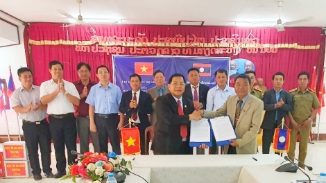 Chr’hoong Tây Giang (Quảng Nam) ký bha ar đoọng hay đơc ặt bhrợ đh’rưah lâng chr’hoong Đắc Chưng, tỉnh Sê Kông (Lào)