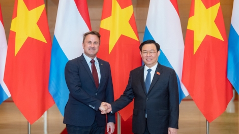 Kơdră Kuôk hô̆i Vương Đình Huệ pơma dơnuh hăm Thủ tướng Luxembourg Xavier Bettel