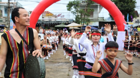 Pân jưih pân đil Bh'nong diễu hành chiing cha gâr truih c’lâng Khâm Đức