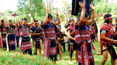 Ràs sa tàm bòn lơgar bơtàu tơngguh jat Bác Hồ