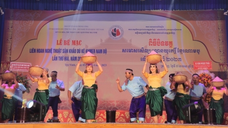 និស្សិតសាកលវិទ្យាល័យត្រាវិញរូមចំណែកថែរក្សាល្ខោនបាសាក់