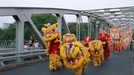 Dâng 300 chu đhanuôr, t’mooi ting pâh Festival bh’rợ ty đanh Huế 2023