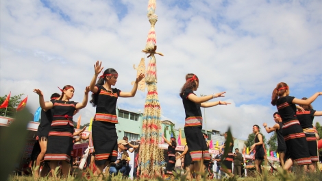 Bấc bh’rợ vêy ta bhrợ têng coh t’ngay bhiệc bhan Văn hoá Bh’noong chr’hoong Phước Sơn