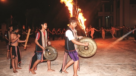 Tăng kơdjong kơhnă pă kơdjong oi reh  (Chăm chỉ làm ăn dựng xây cuộc sống mới)