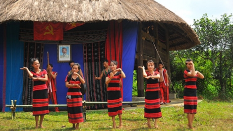 Pa căh j’niêng “Đơc đh’nơc tô Hồ” đhị “Đhr’nong đong za zưm”