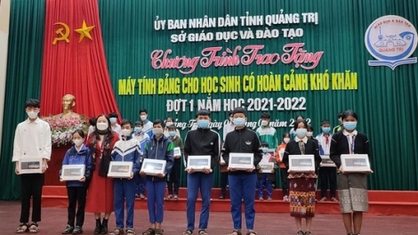 Pa đơp đoọng k’nặ 15 r’bhâu máy tính bảng coh xa nay bh’rợ “Sóng lâng máy tính đoọng ha ađhi” đoọng ha học sinh lum pr’ắt tr’mông đharựt