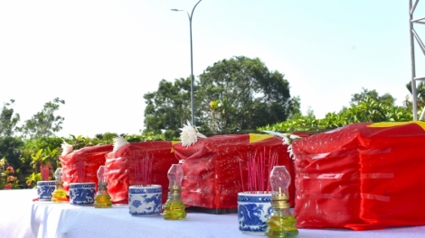 C’lêng, tập đớc n’hang âng 19 apêê liệt sĩ năc quân tình nguyện, chuyên gia Việt Nam lâh chêệt bil đhị Lào