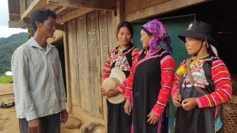 Mơnuih ba jơlan djru neh met wa La Hủ huăi rin rơpa