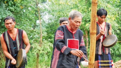 Rnê buklô ndăm (Khen ngợi chàng trai)