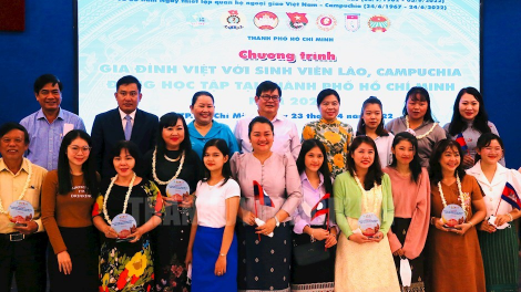 SINH VIEN LAO, CAMPUCHIA HAONG BAOH SANG VIET 