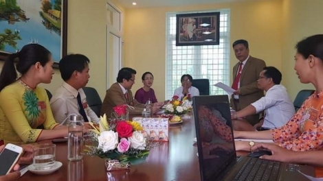 Tơroi kơ Ƀok Hô lơ̆m akŏm Chi ƀô̆ vă hŏk pơhrăm păng jang kiơ̆ 