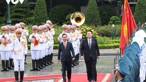 Kruanh dak Võ Văn Thưởng leo rơh vơt Tổng thống Hàn Quốc.