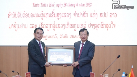 C’bhuh Đại biểu câp dal tỉnh Champasak k’tiêc k’ruung CHDCND Lào lum lâng bhrợ bhiêc đhị tỉnh Thừa Thiên Huế