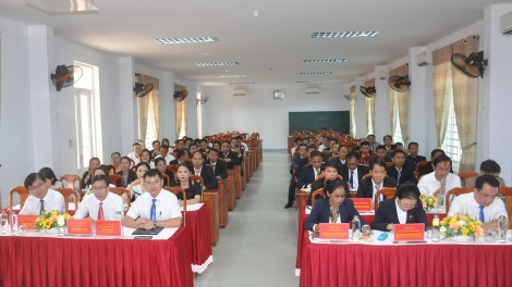 Tơợp bhrợ lớp trung cấp lý luận chính trị đoọng ha cán bộ bh’cộ, k’đhơợng lêy tỉnh Sê Kông (Lào)