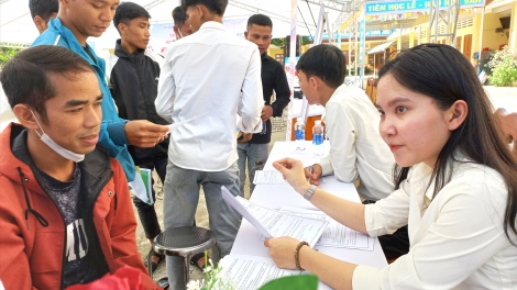 Tơợp bhrợ ‘Sàn giao dịch bhiệc bhrợ chr’hoong Đông Giang c’moo 2023”