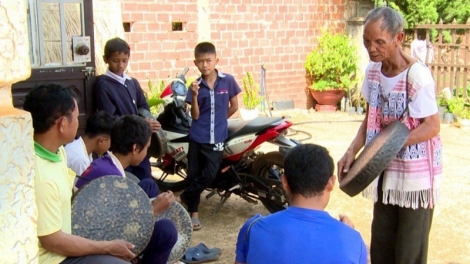 Nghệ nhân ưu tú K’Tiếu – ma nuyh zư pa dưr x’nưl chiing goong đoọng ha vel bhươl