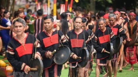 Bi tuôm ayŏng adei (Gặp mặt anh em)