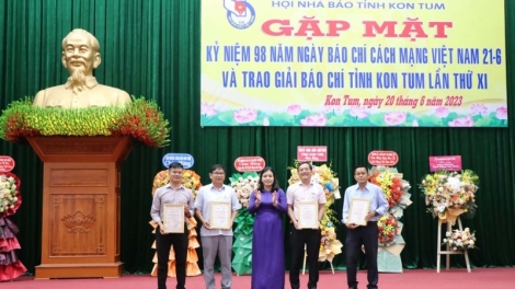 Kon Tum bi hdơr 98 thŭn hruê klei mrâo cách mạng Việt Nam 21/6 