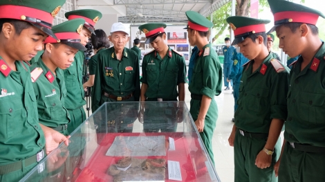 Quân khu V: Triển lãm “Chủ tịch Hồ Chí Minh lâng bh’rợ thi đua chăp kiêng k’tiếc k’ruung”