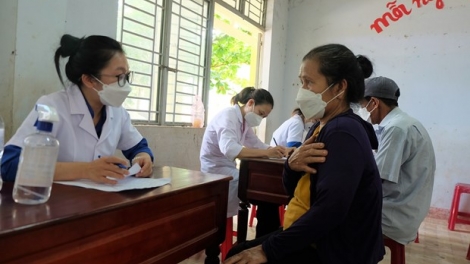 Quảng Ngãi: Khám cr’ay, pay đoọng k’gooh za nươu đoọng ha dâng 1.000 cha năc đhanuôr lưm tr’mung k’đhap k’ra đhị chr’hoong da ding ca coong Sơn Tây