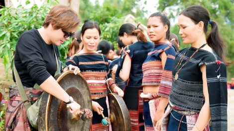 Jreng Jrong (Ca ngợi quê hương tươi đẹp)