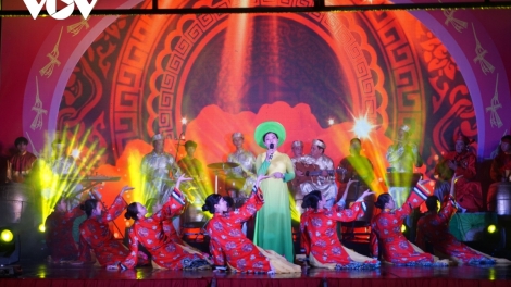 ជំនួយកម្លាំងឲ្យចំរៀងចាប៉ីកំសាន្តនៅក្រុងកាវឡាញ់ ខេត្តដុងថាប