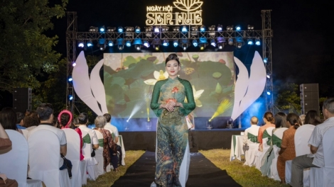 Thừa Thiên Huế: Chăp hơnh bh'nơơn lâng chr’năp Sen Huế