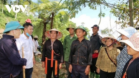  “Ma nưih bh’cộ” k’rênh k’đươi đha nuôr Vàng Ngần z’lâh đha rưt lâng bhrợ cha ca van