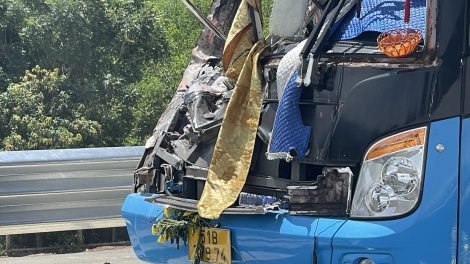 Xe âng đơơng ta mooi lưm bhrêy tắh truíh c’lâng lướt đấh Nha Trang – Cam Lâm, 2 cha nặc chêết, bấc ngai bhrêy tắh