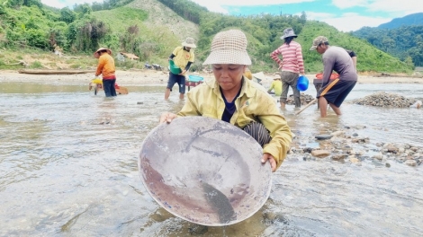 Phước Sơn (Quảng Nam): Váih cớ bhiệc bhrợ vàng sa khoáng cắh liêm crêê ooy cr'loọng a'bóc thuỷ điện