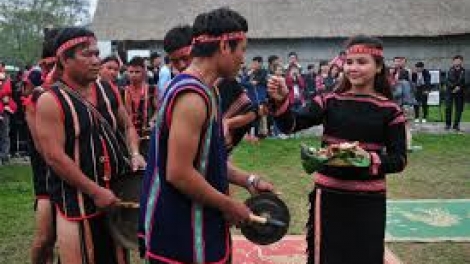 Sang  bơhiàn ờ niam bau kòn