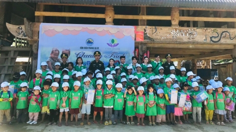 Đoọng 200 hun pr’hêl ha học sinh chr’val c’noong k’tiếc Ga Ry, chr’hoong Tây Giang (Quảng Nam)