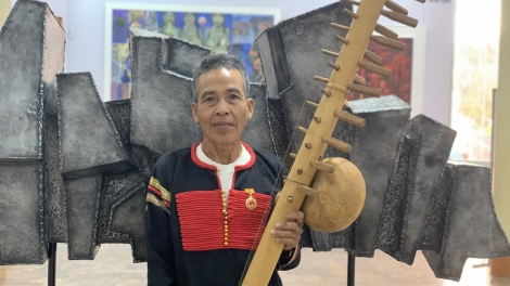   Nghệ nhân Y Djưng Êban đah đơn goong