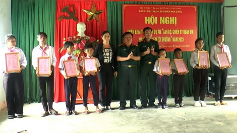 17 học sinh đha rựt apêê chr’val ca noong k’tiếc chr’hoong Nam Giang bơơn t’băn lâng zooi