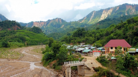 C’lâng lướt ooy pazêng chr’val da ding k’coong dal Phước Sơn ta bhrợ zih pa bhlâng, bhrợ ha đhanuôr zr’năh xr’dô