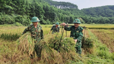 Bộ đội biên phòng pazum têy bhrợ pa dưr râu nhâm mâng coh zr’lụ c’noong k’tiêc
