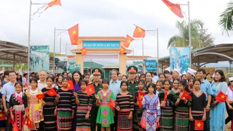 Bộ trưởng Bộ Giáo dục lâng Đào tạo ch’mêêt lêy bh’rợ ra văng c’moo học t’mêê lâng lum, đoọng pr’hêl học sinh zr’lụ ch’ngai bha dăh Đăk Nông