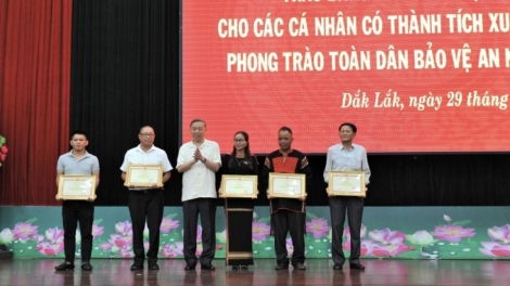 Bi mguôp bi kdơ̆ng hŏng phung bi rŭng 