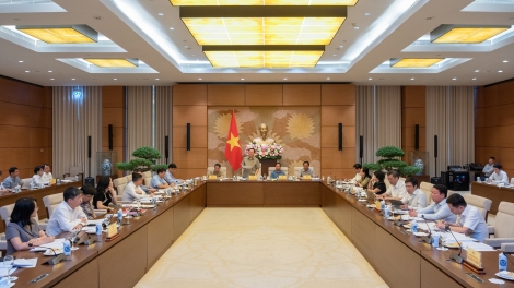 Kruanh Quốc hội Vương Đình Huệ pah kan đah Ủy ban Kinh tế bah Quốc hội mpeh du đêt nkô̆ khlay bah trong nchrăp Luật neh ntu (rgâl nkra)