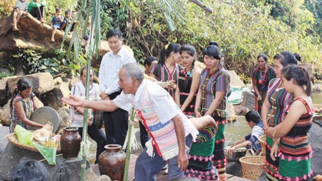 Dak Nia uănh khlay nau hun hao đảng viên mom rnoi mpôl đê̆