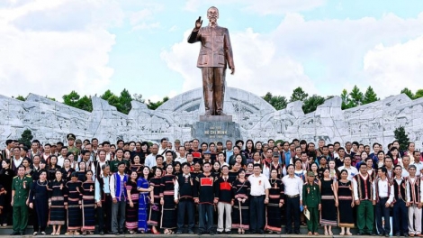 Làng bol Tây Nguyên pơn iờ să bơhiàn kac màng, kah ưn ngài Wa Hồ