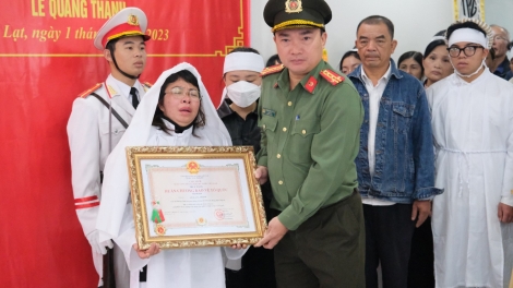 Pa đơp đoọng Huân chương Zư lêy K’tiêc k’ruung hạng 3 đoọng 3 cảnh sát c’lâng p’rang lâh chêệt bil coh g’luh hr’lang hr’câh k’tiếc đhị đhr’đấc Bảo Lộc