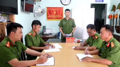 Tơợ t’ngay 1/8, Trưởng Công an chr’val căh dzợ năc công chức cấp chr’val