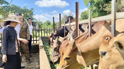 Agribank Dak Lak: Tíu tŏng kum ăm kuăn pơlê hdroâng kuăn ngo kơpong hơngế