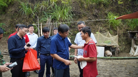 Kơ-iăng Khua Ding jum đang hmua hăng pơđĭ kyar ƀôn lan pel ĕp tơlơi pơsir tơlơi răm rai yua kơ hơjan ia ling dăo ngă ƀơi Phù Yên, Sơn La 